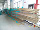 Bens longos que seguram o shelving do modilhão para a madeira, tubulação, armazenamento do tubo